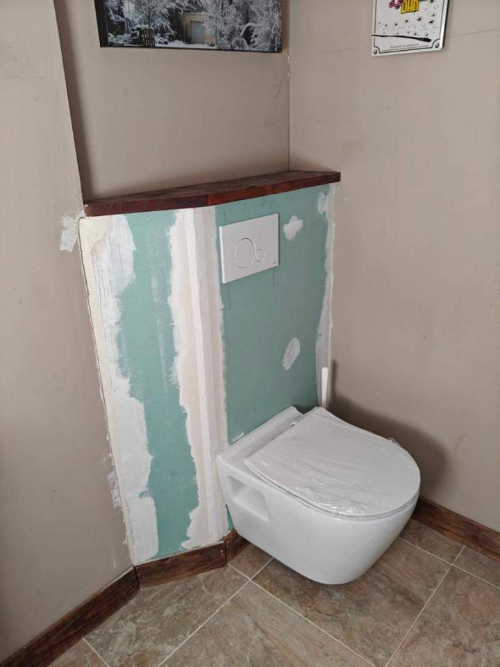 WC suspendu en cours d'installation Saint-Germain-des-Prés
